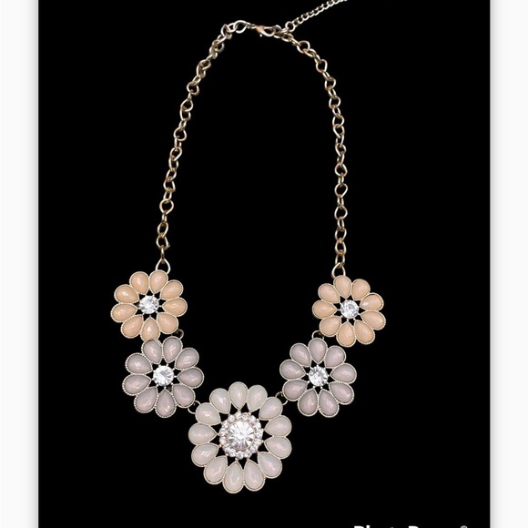 Gorgeous gold chain with flowers in whites, and light cream colors, so pretty - Picture 6 of 7